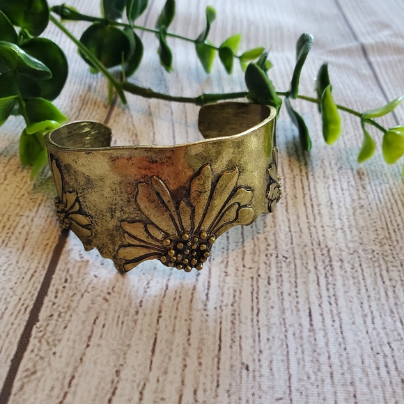 Jewelry - Unique bronze cuff bracelet with flower detail